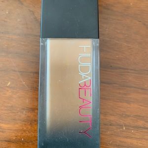 Huda beauty foundation butter pecan shade